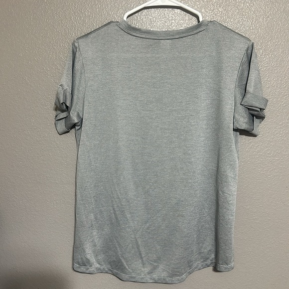 New Balance size M/L V-Neck Women’s Athletic Shirt - Picture 6 of 11